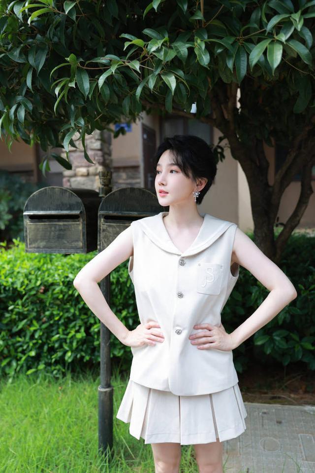 陈小纭穿百褶裙清纯甜美 肌肤似雪少女感满满