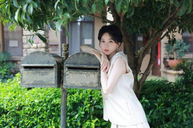 陈小纭穿百褶裙清纯甜美 肌肤似雪少女感满满