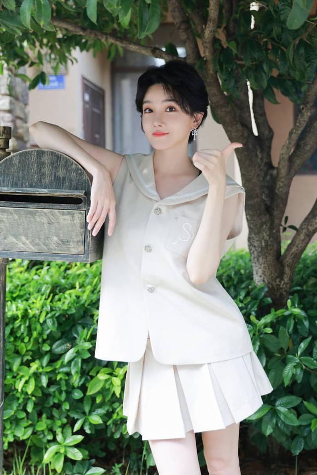 陈小纭穿百褶裙清纯甜美 肌肤似雪少女感满满