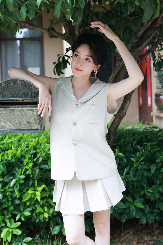 陈小纭穿百褶裙清纯甜美 肌肤似雪少女感满满