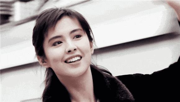 王祖贤南京游玩被偶遇，56岁貌美如花，长发飘飘，仙气十足