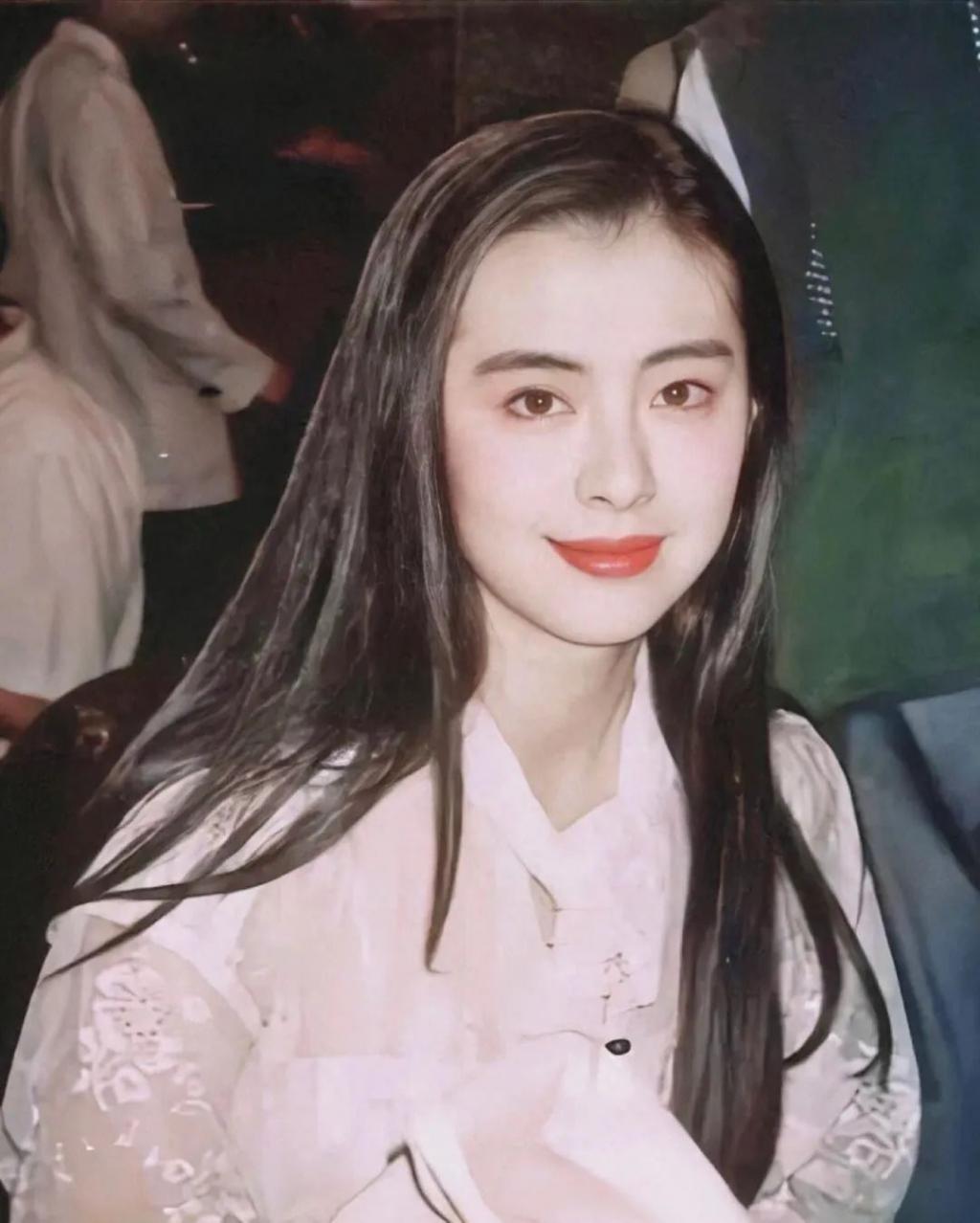 王祖贤南京游玩被偶遇，56岁貌美如花，长发飘飘，仙气十足