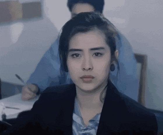 王祖贤南京游玩被偶遇，56岁貌美如花，长发飘飘，仙气十足