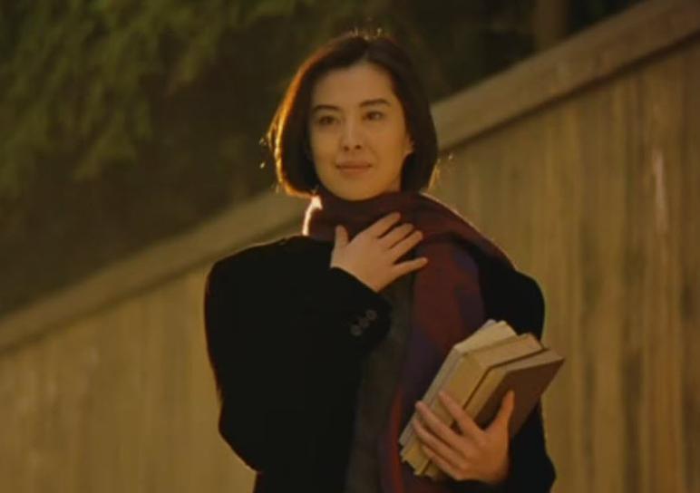 王祖贤南京游玩被偶遇，56岁貌美如花，长发飘飘，仙气十足