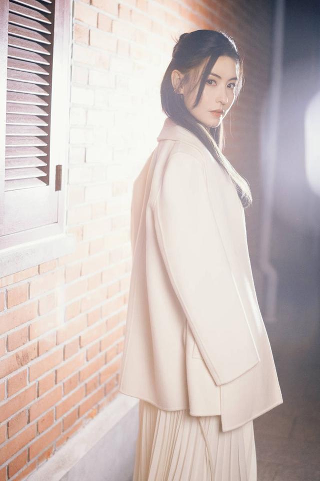 张柏芝秋意大片温婉可人 双眸含情电力十足