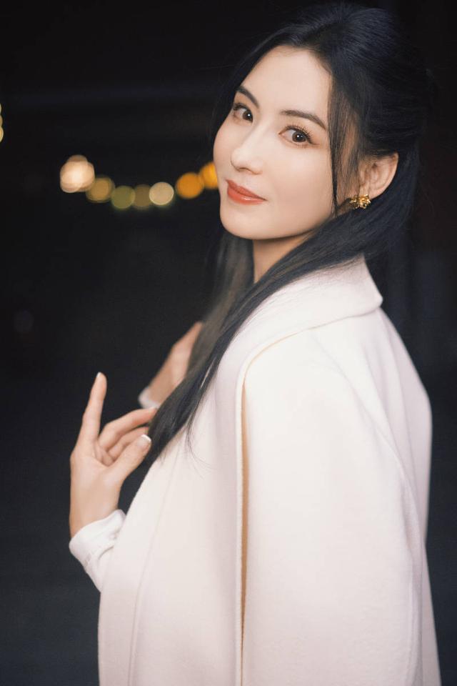 张柏芝秋意大片温婉可人 双眸含情电力十足