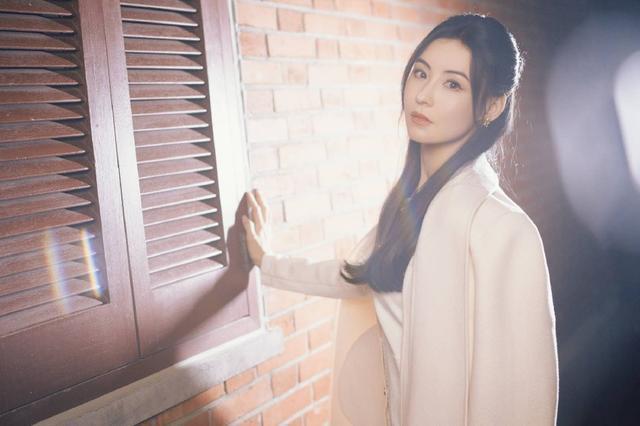 张柏芝秋意大片温婉可人 双眸含情电力十足