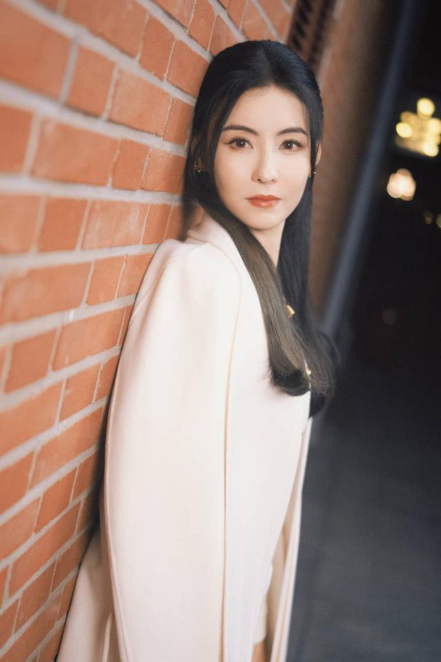 张柏芝秋意大片温婉可人 双眸含情电力十足