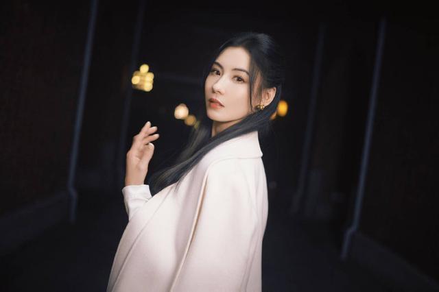 张柏芝秋意大片温婉可人 双眸含情电力十足