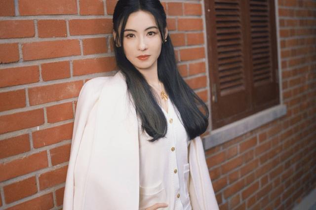 张柏芝秋意大片温婉可人 双眸含情电力十足