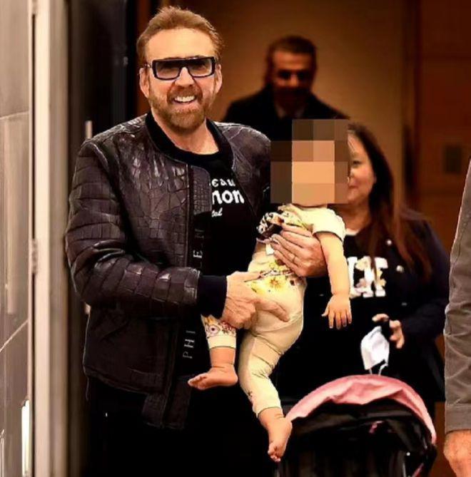 59岁尼古拉斯带家人外出 怀抱一岁混血女儿好开心