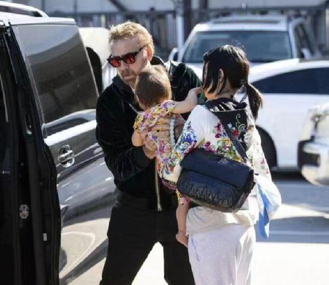 59岁尼古拉斯带家人外出 怀抱一岁混血女儿好开心