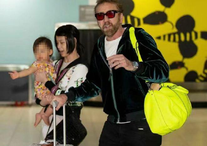 59岁尼古拉斯带家人外出 怀抱一岁混血女儿好开心