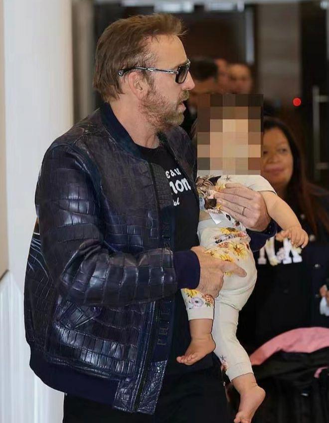 59岁尼古拉斯带家人外出 怀抱一岁混血女儿好开心