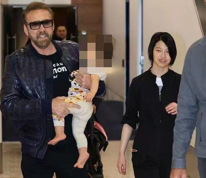 59岁尼古拉斯带家人外出 怀抱一岁混血女儿好开心