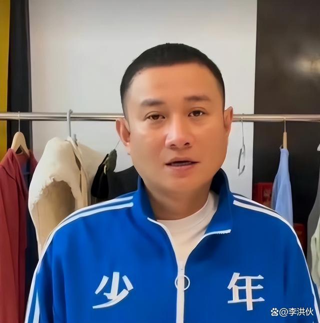 演员文章为话剧做宣传，大脸盘子严重发福，两眼无神满脸憔悴