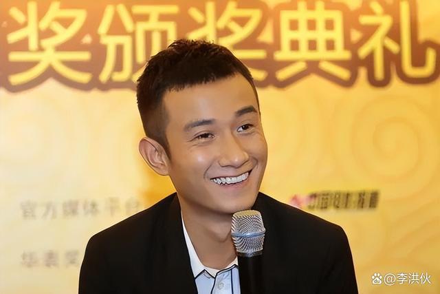 演员文章为话剧做宣传，大脸盘子严重发福，两眼无神满脸憔悴