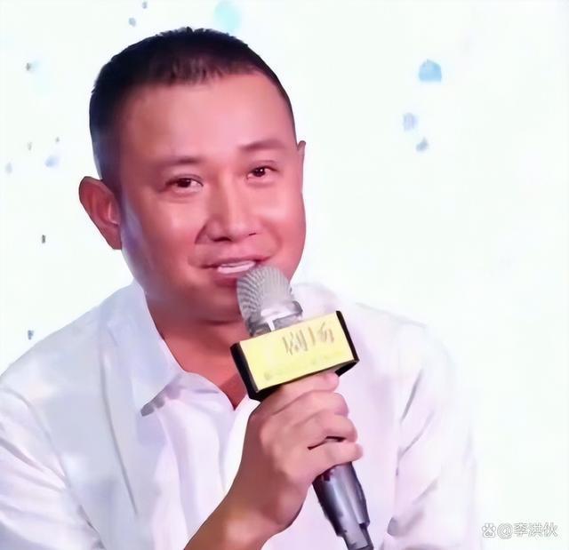 演员文章为话剧做宣传，大脸盘子严重发福，两眼无神满脸憔悴