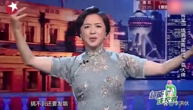 演员文章为话剧做宣传，大脸盘子严重发福，两眼无神满脸憔悴