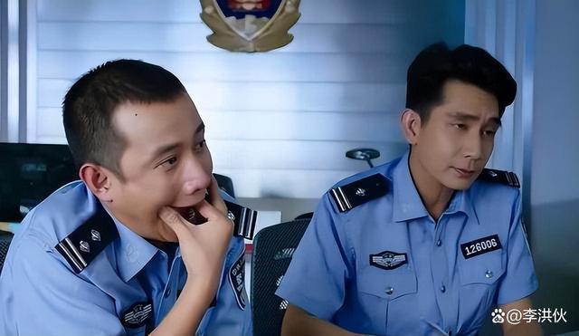 演员文章为话剧做宣传，大脸盘子严重发福，两眼无神满脸憔悴