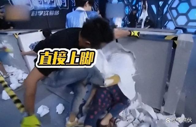 演员文章为话剧做宣传，大脸盘子严重发福，两眼无神满脸憔悴