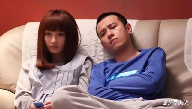 演员文章为话剧做宣传，大脸盘子严重发福，两眼无神满脸憔悴