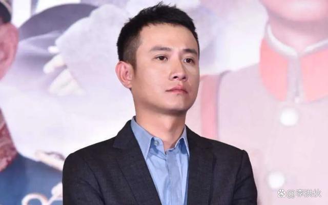 演员文章为话剧做宣传，大脸盘子严重发福，两眼无神满脸憔悴