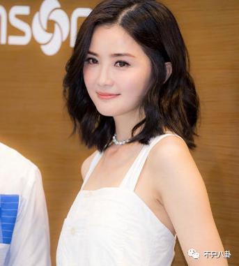她是在官宣恋情？她们真的恋爱了？！