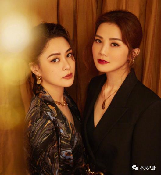 她是在官宣恋情？她们真的恋爱了？！