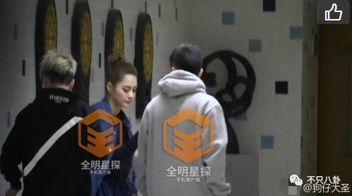 她是在官宣恋情？她们真的恋爱了？！