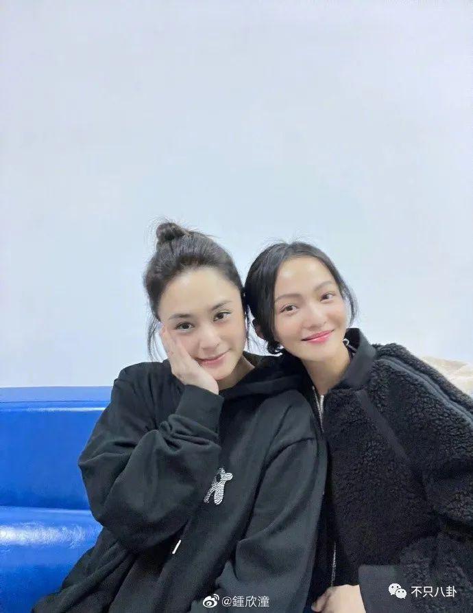 她是在官宣恋情？她们真的恋爱了？！