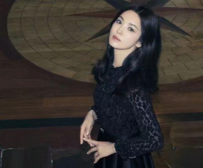 宋慧乔和闺蜜开心聚会 晒与爱犬合照穿粉衣笑容甜
