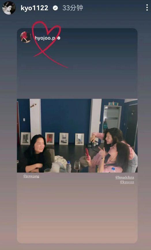 宋慧乔和闺蜜开心聚会 晒与爱犬合照穿粉衣笑容甜