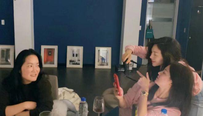 宋慧乔和闺蜜开心聚会 晒与爱犬合照穿粉衣笑容甜