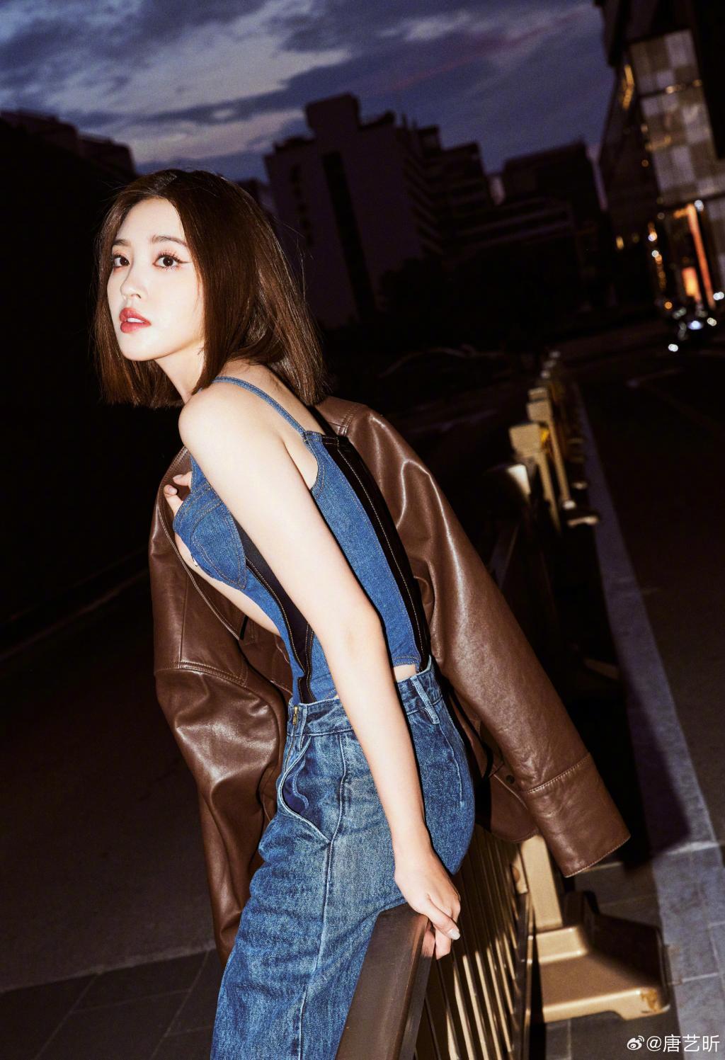 唐艺昕穿牛仔装配皮衣个性时尚 抹红唇吸睛