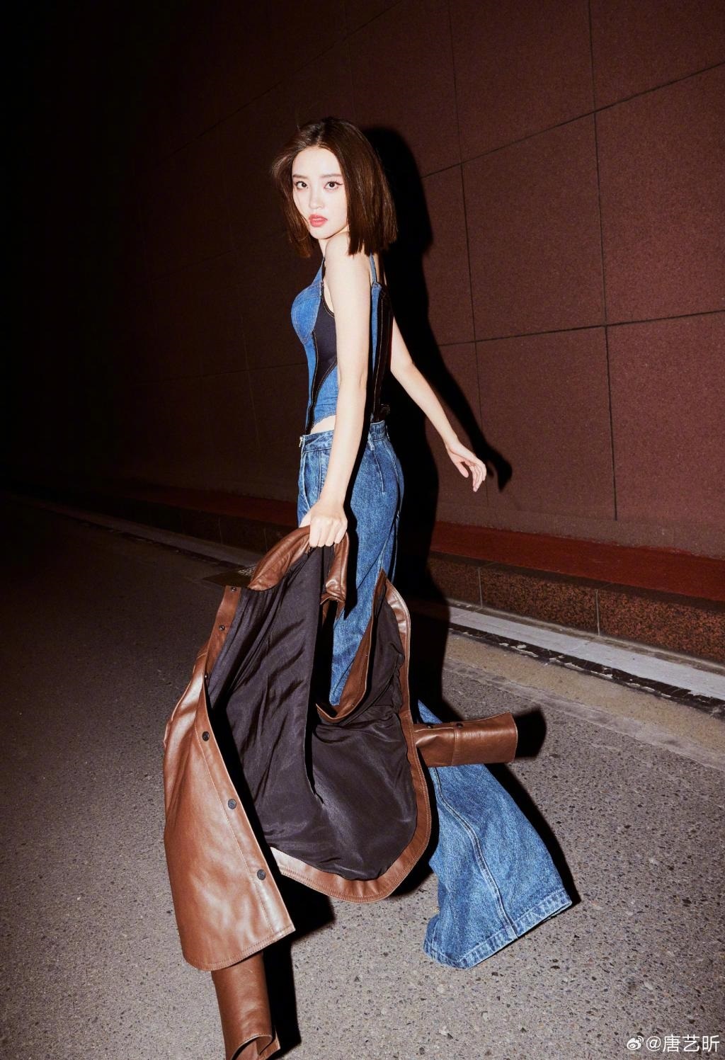 唐艺昕穿牛仔装配皮衣个性时尚 抹红唇吸睛