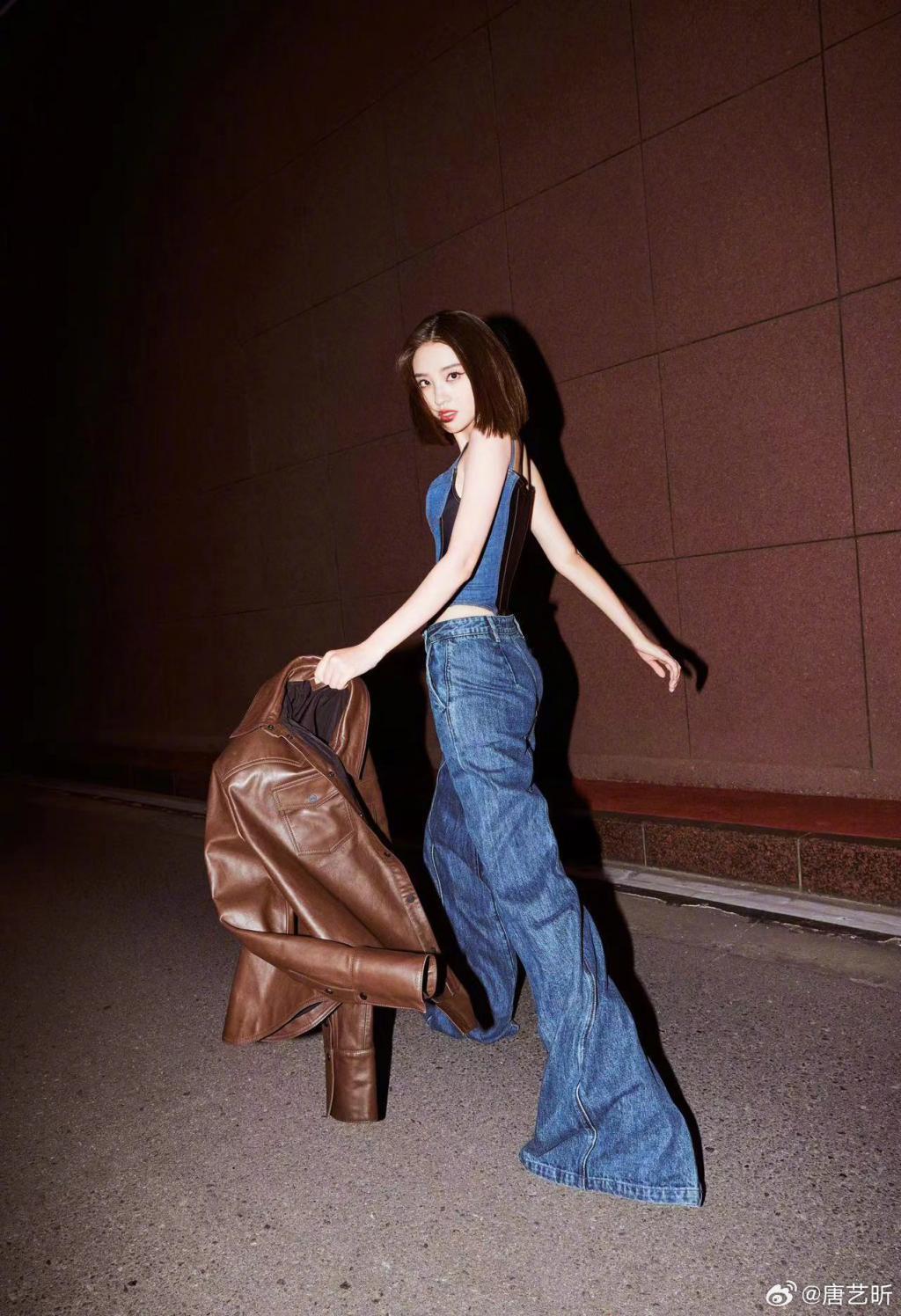 唐艺昕穿牛仔装配皮衣个性时尚 抹红唇吸睛