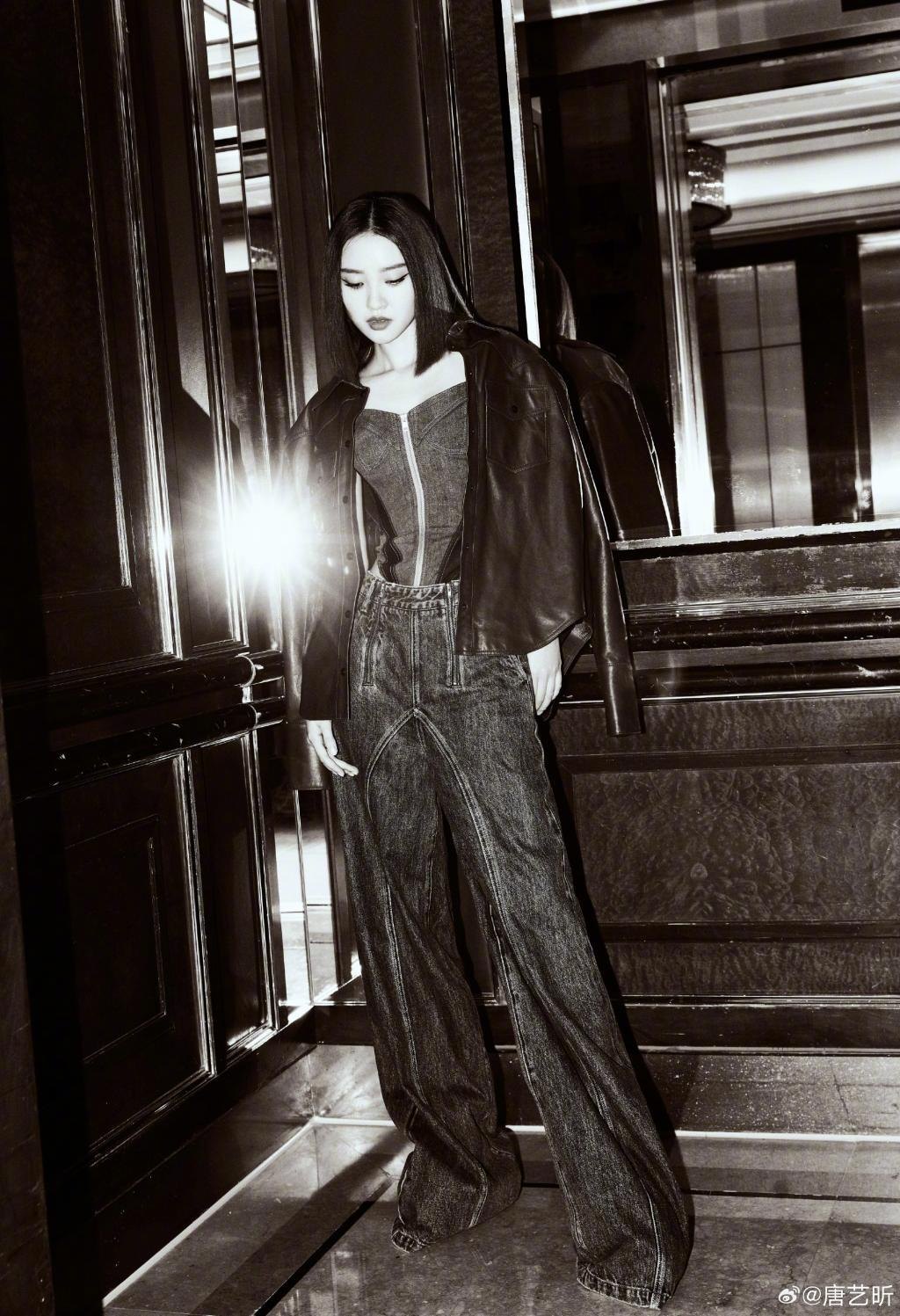 唐艺昕穿牛仔装配皮衣个性时尚 抹红唇吸睛
