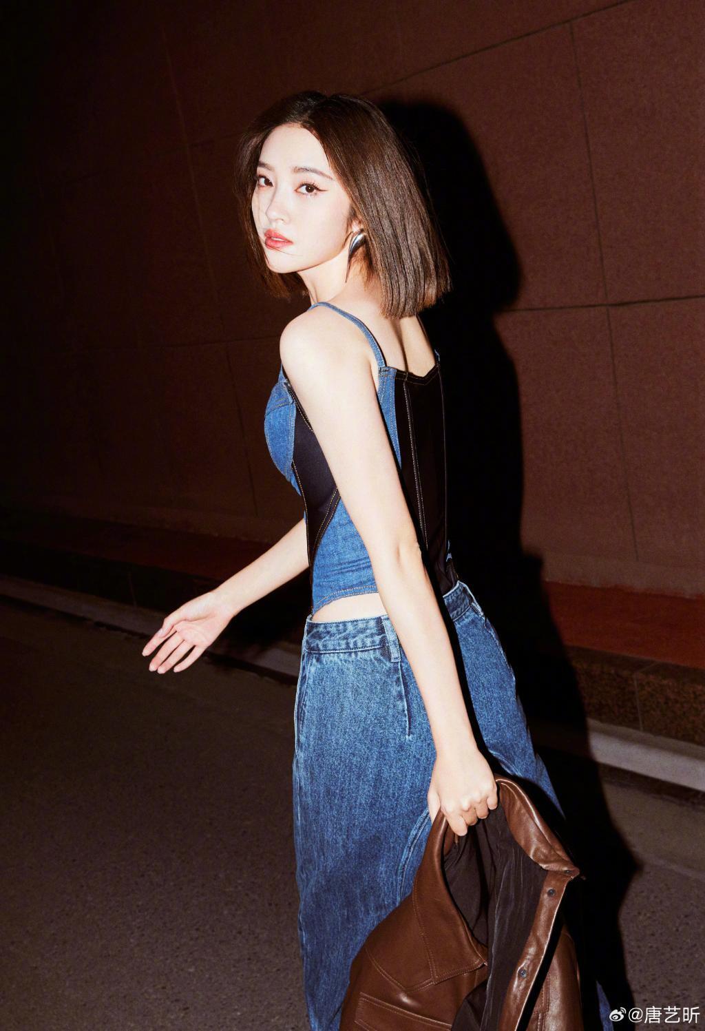 唐艺昕穿牛仔装配皮衣个性时尚 抹红唇吸睛
