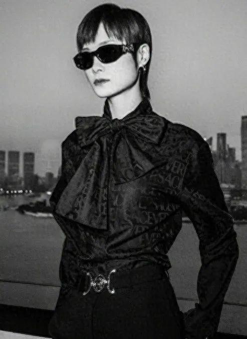 李宇春高调出席辱华品牌活动，真当互联网没记忆