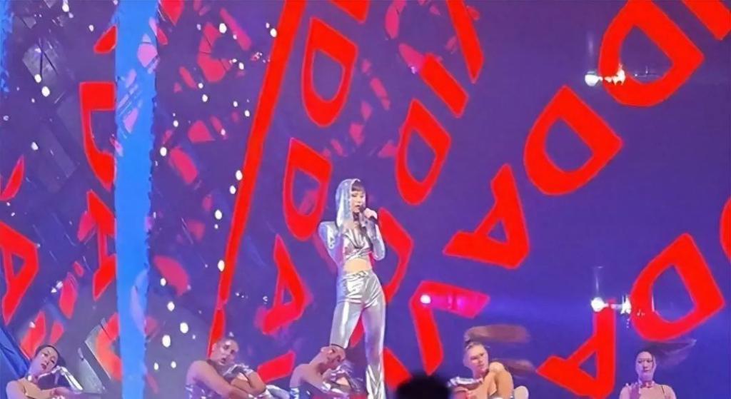 李宇春高调出席辱华品牌活动，真当互联网没记忆