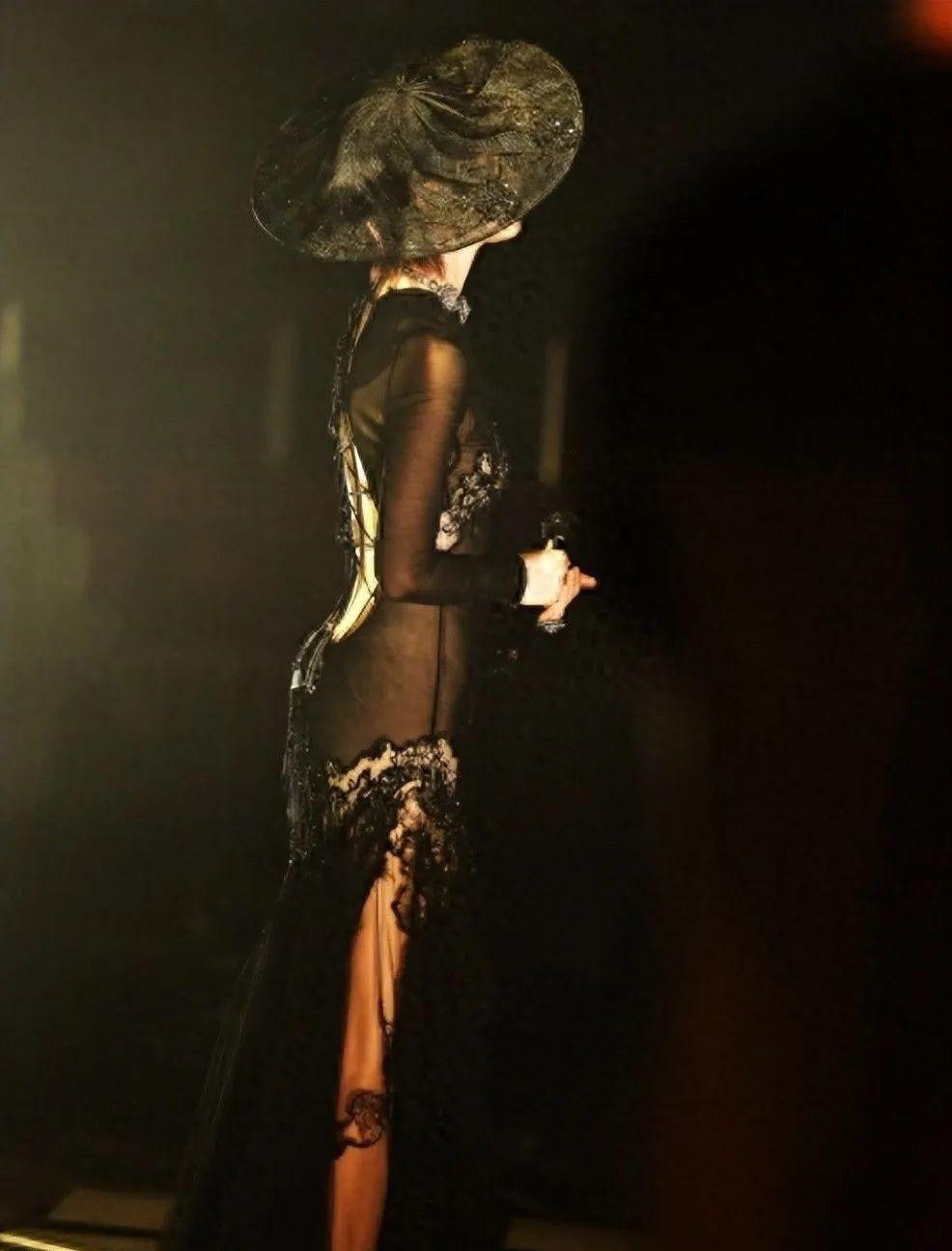 李宇春高调出席辱华品牌活动，真当互联网没记忆