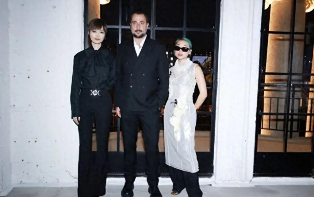 李宇春高调出席辱华品牌活动，真当互联网没记忆