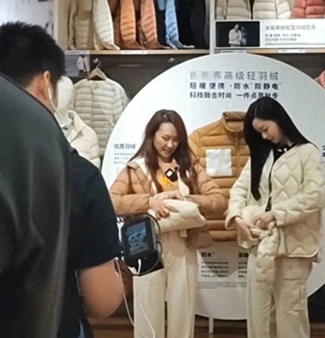 李宇春高调出席辱华品牌活动，真当互联网没记忆