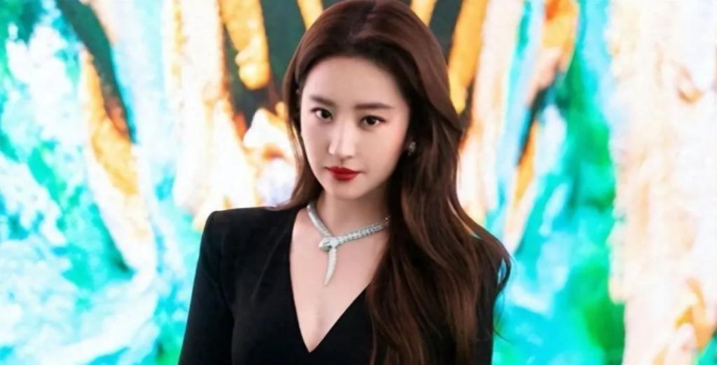 李宇春高调出席辱华品牌活动，真当互联网没记忆