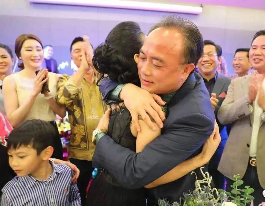 与女星秘密交往10年！从“睡猪圈”到柬埔寨首富，豪华搬迁宴大佬都来了