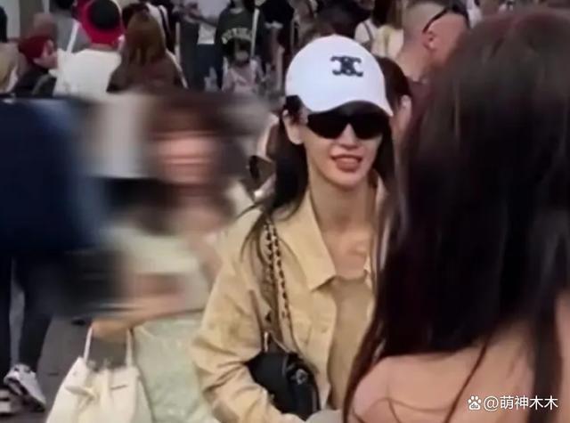杨颖被曝焦头烂额，托关系找前夫帮忙，黄晓明看演唱会反被骂