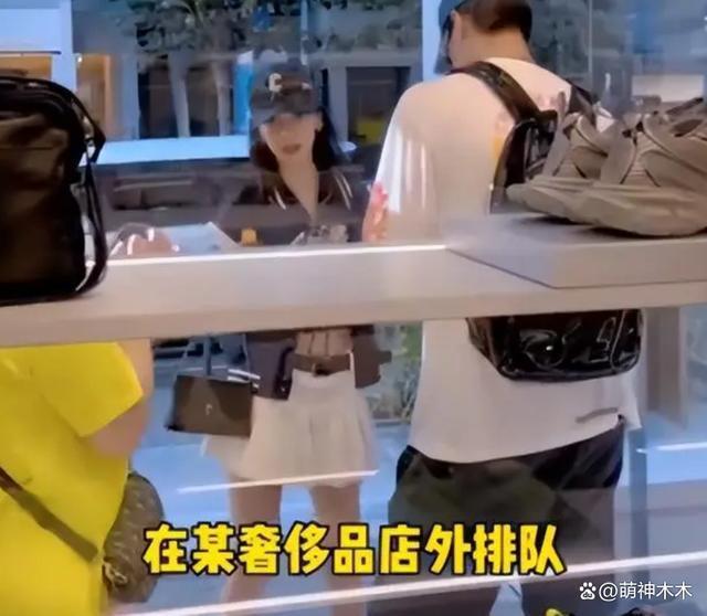 杨颖被曝焦头烂额，托关系找前夫帮忙，黄晓明看演唱会反被骂