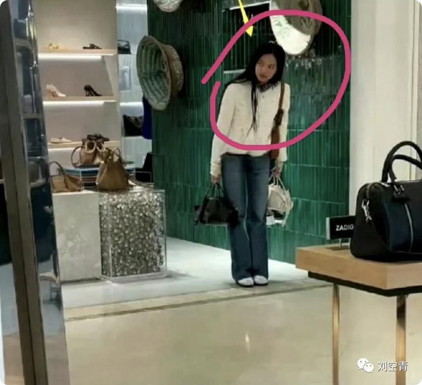 她现在的脸，怎么这么吓人了？