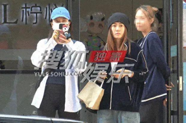 闺蜜同框！宋妍霏刘芸一同现身美容院，穿搭随意关系亲密